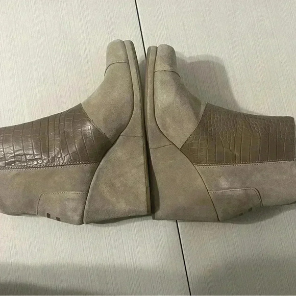 Tan crocodile patterned Toms suede boots - Picture 12 of 12